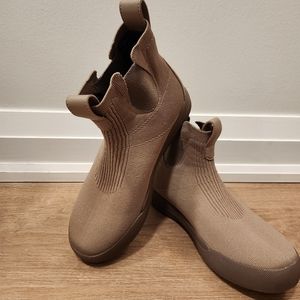 EUC Vessi Weekend Chelsea Sneakers